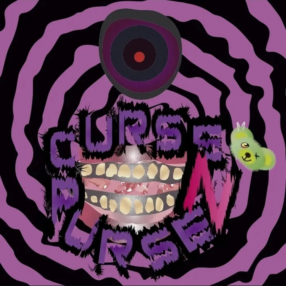 Espiral morada con una boca de dientes y el texto Curse n Purse