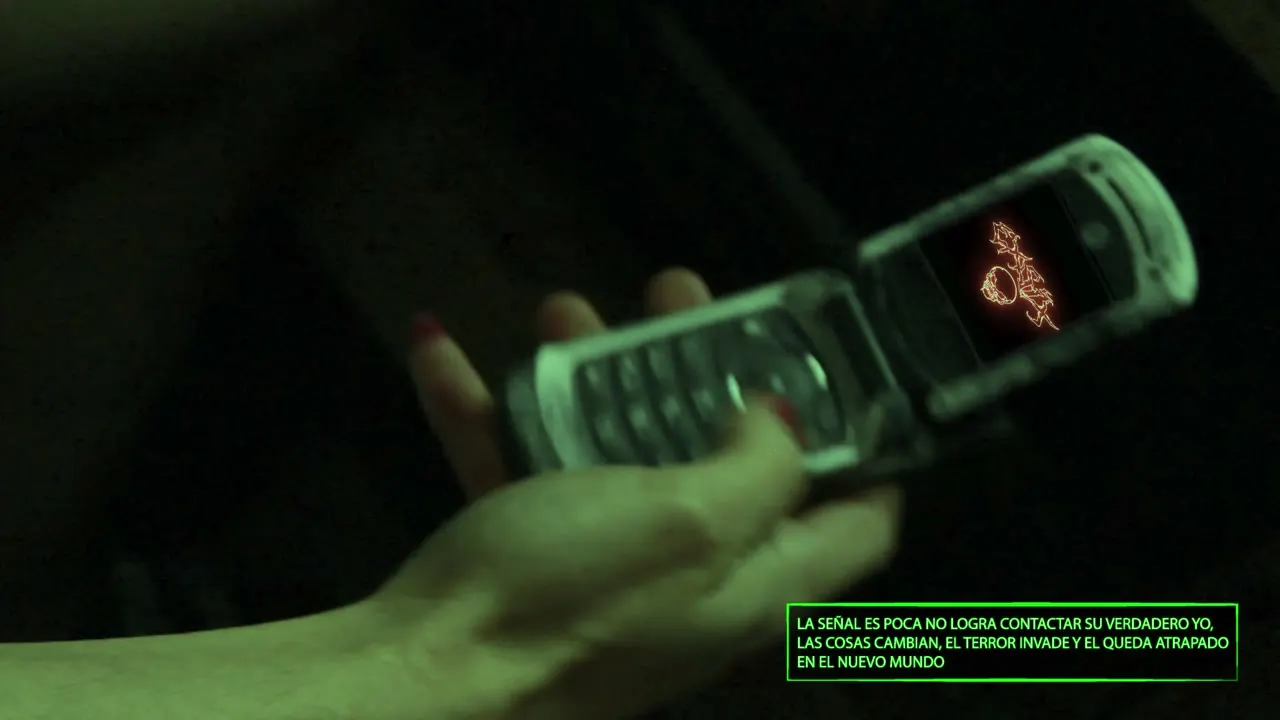 Un celular de tapa encendido en la oscuridad con un subtítulo verde