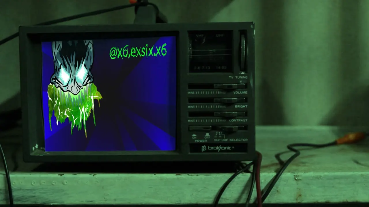 Televisión vieja mostrando la criatura CYBERNET y el usuario @x6.exsix.x6