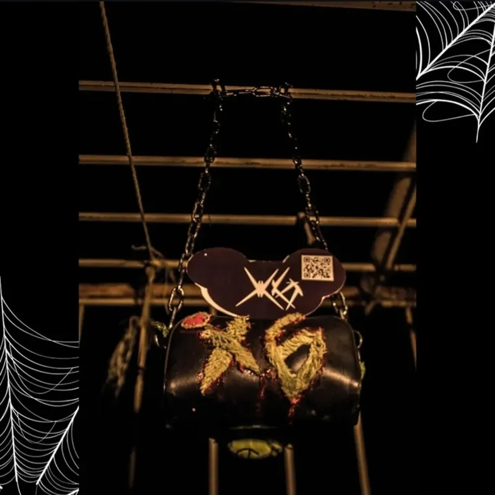 Bolso de la colección Curse n Purse colgado de cadenas, foto 5 de 6
